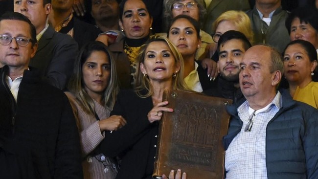 Presiden sementara Bolivia Jeanine Anez meminta Kongres untuk menyetujui pengajuan undang-undang pemilihan umum baru.