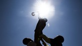 Para pemain Soweto Rugby School Academy melakukan aksinya di Soweto, pada Rabu (6/11). Para pemain ini adalah bagian dari Soweto Rugby School Academy. (SRSA(Photo by Guillem Sartorio / AFP)