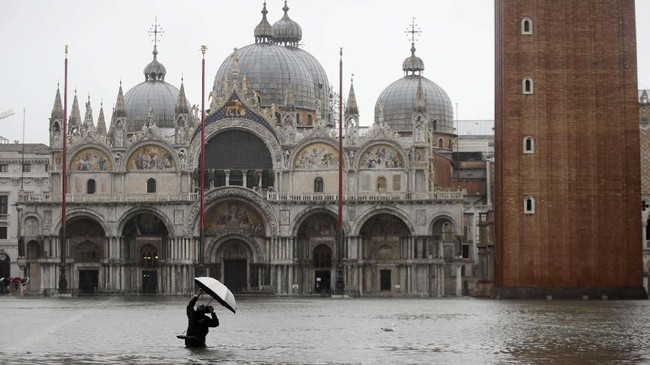 Hujan deras yang turun sejak Selasa (12/11) malam memicu banjir hingga setinggi 1,90 meter di Venesia.