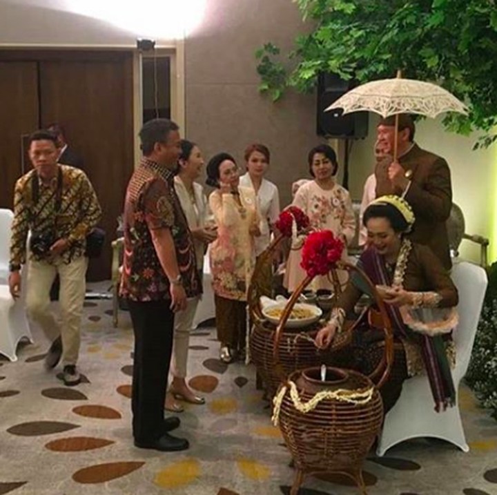 <p>Puput dan Ahok baru menggelar acara tujuh bulanan yang dalam adat Jawa yang disebut mitoni. Puput terlihat cantik berkebaya dan berkonde ala perempuan Jawa. (Foto: Instagram_nastitii)</p>