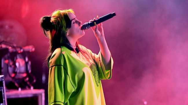 Baru saja menyabet dua piala American Music Awards, Billie Eilish dikabarkan bakal menerima penghargaan Woman of the Year dari Billboard bulan depan.