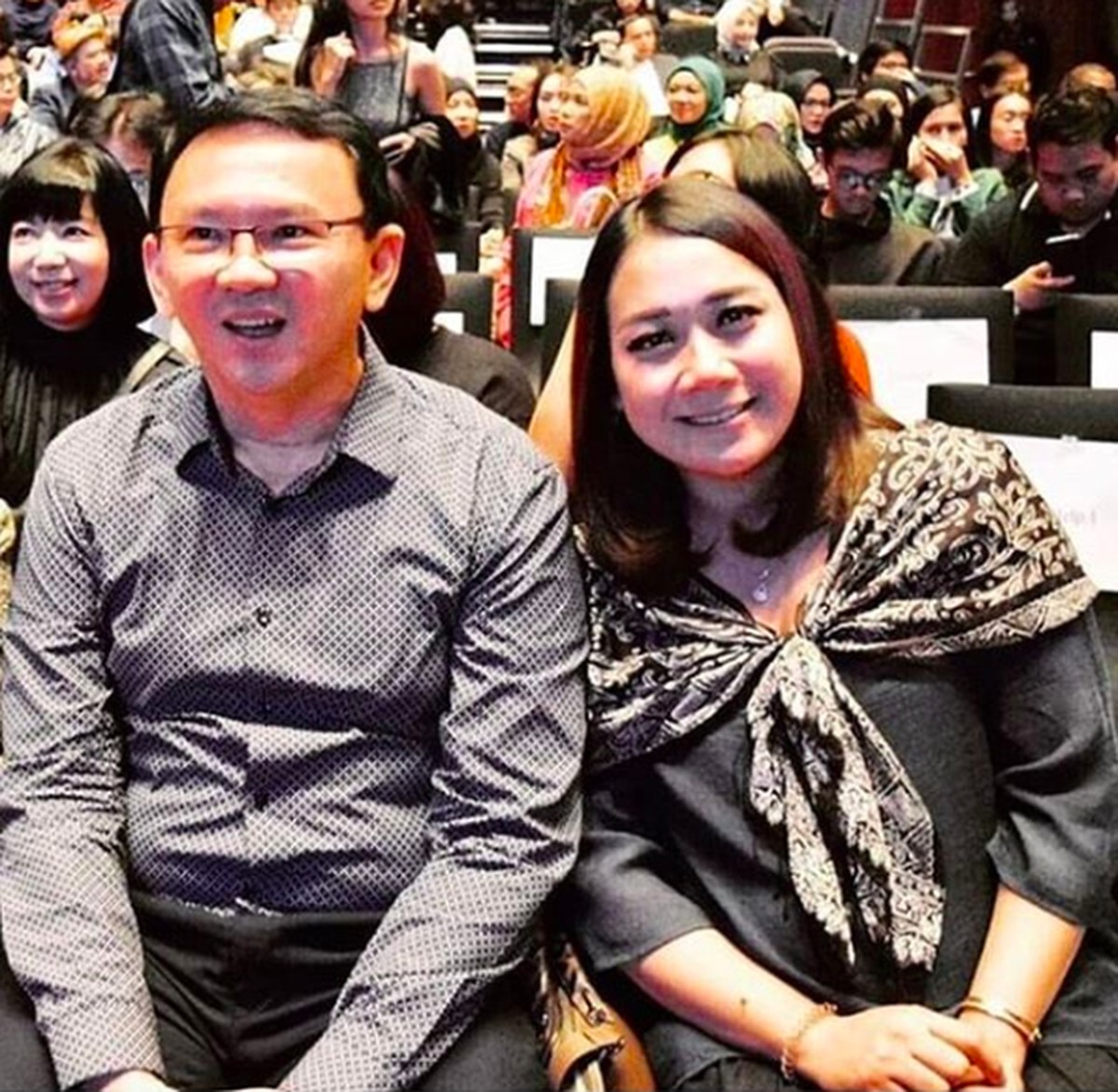 Ahok bersama istrinya&comma; Puput Nastiti Devi baru saja menggelar syukuran tujuh bulanan&period; Beberapa foto dirangkum Haibunda untuk Insertizen&colon;