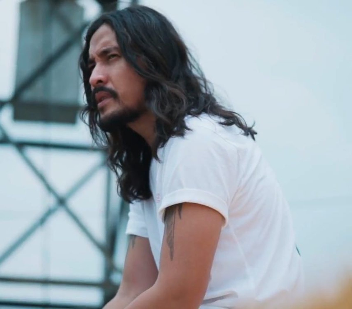 Marcello Tahitoe atau yang lebih dikenal Ello&comma; kini berambut gondrong dan bergaya Rock n' Roll&period; Insertlive rangkum beberapa foto terkini Ello untuk Insertizen&period;