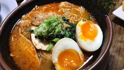 Menikmati Kepiting Saus Medan dan Ramen yang Pedasnya Menggelegar