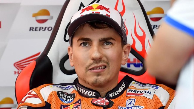 Repsol Honda Team rider Jorge Lorenzo of Spain reacts in his pit during the MotoGP fourth free practice session of the Japanese Motorcyle Grand Prix at the Twin Ring Motegi circuit in Motegi, Tochigi prefecture on October 19, 2019. (Photo by Toshifumi KITAMURA / AFP)