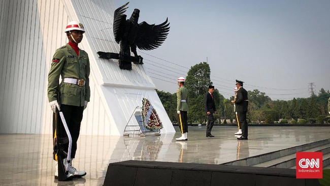 Menteri Penerangan era Kepresidenan Sukarno, Arnold Mononutu asal Sulawesi Utara, menjadi satu dari enam tokoh yang diberi gelar Pahlawan Nasional tahun ini.
