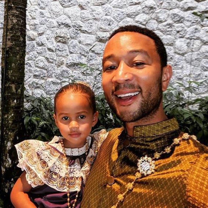 <p>John sering menyempatkan diri berswafoto dengan Luna dan Miles. (Foto: Instagram @johnlegend)</p>