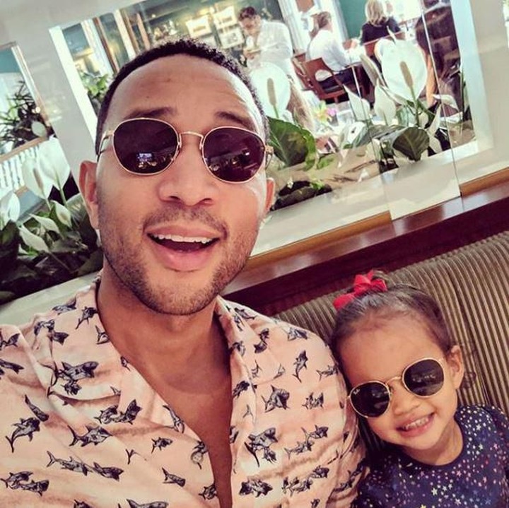 <p>John dan Luna kompak pakai kacamata hitam. Sama-sama keren ya, Bun. (Foto: Instagram @johnlegend)</p>