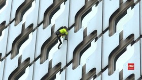 VIDEO: Aksi Alain Robert 'Si Manusia Laba-laba' di Paris