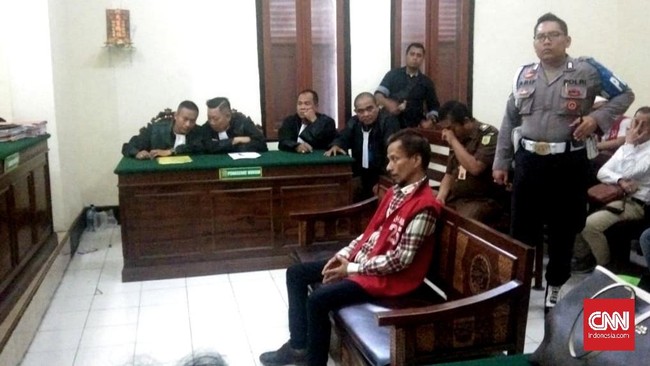 Pemain bas grup band Boomerang, Hubert Hendry Limahelu, divonis bersalah mengonsumsi ganja untuk mengobati penyakit bronkitis.