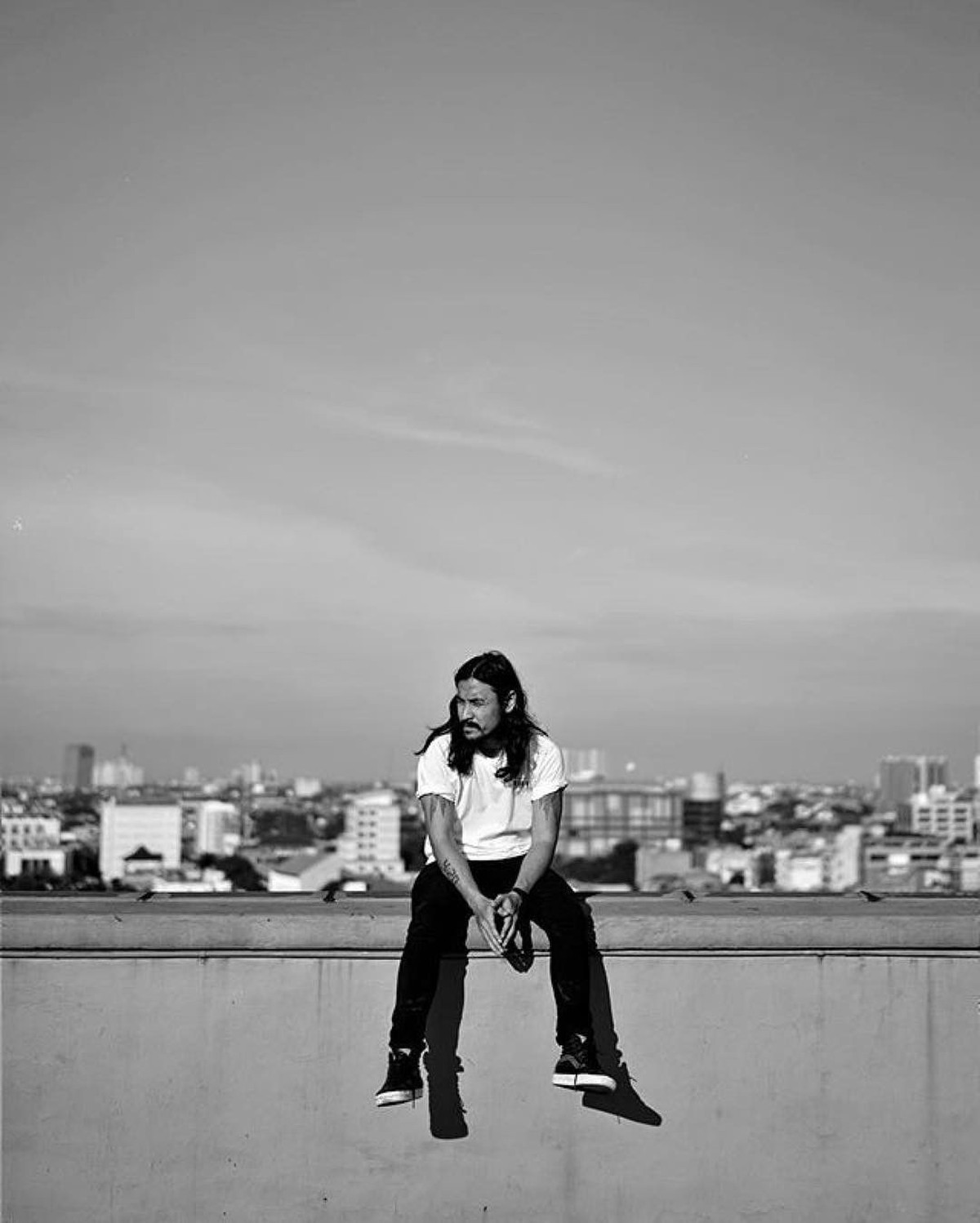 Marcello Tahitoe atau yang lebih dikenal Ello&comma; kini berambut gondrong dan bergaya Rock n' Roll&period; Insertlive rangkum beberapa foto terkini Ello untuk Insertizen&period;