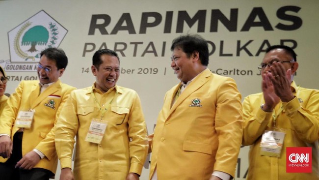 Ketua Umum Airlangga Hartarto menyapa Bamsoet, menyindir soal komitmen keduanya, dan meminta tak ada sikut-sikutan di Munas Golkar.
