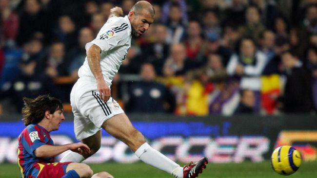 Messi Hanya Mau Minta Kostum Milik Zidane Penyerang Barcelona Lionel Messi mengaku hanya satu kali dalam karier meminta tukar kostum kepada pemain lawan.