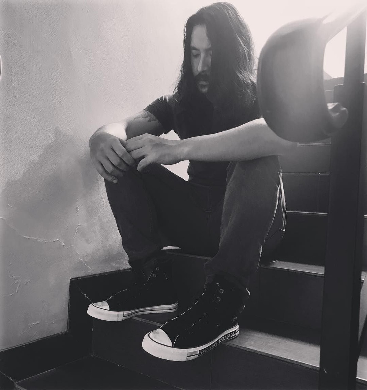 Marcello Tahitoe atau yang lebih dikenal Ello&comma; kini berambut gondrong dan bergaya Rock n' Roll&period; Insertlive rangkum beberapa foto terkini Ello untuk Insertizen&period;