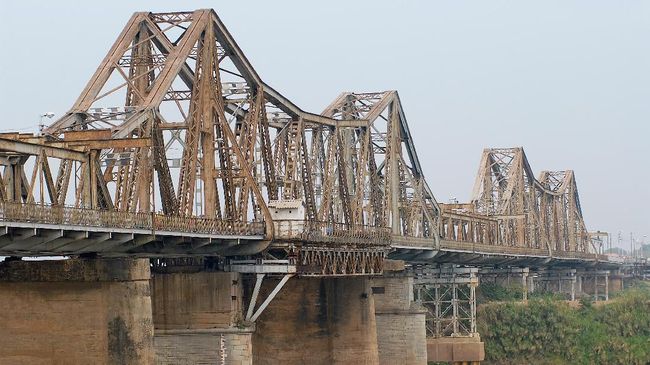 Jembatan Long Bien dirancang oleh arsitek Menara Eiffel. Sayangnya banyak turis datang cuma untuk selfie, bukan sekaligus mempelajari sejarahnya.