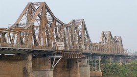 Train Street Ditutup, 'Turis Selfie' Serbu Jembatan Long Bien