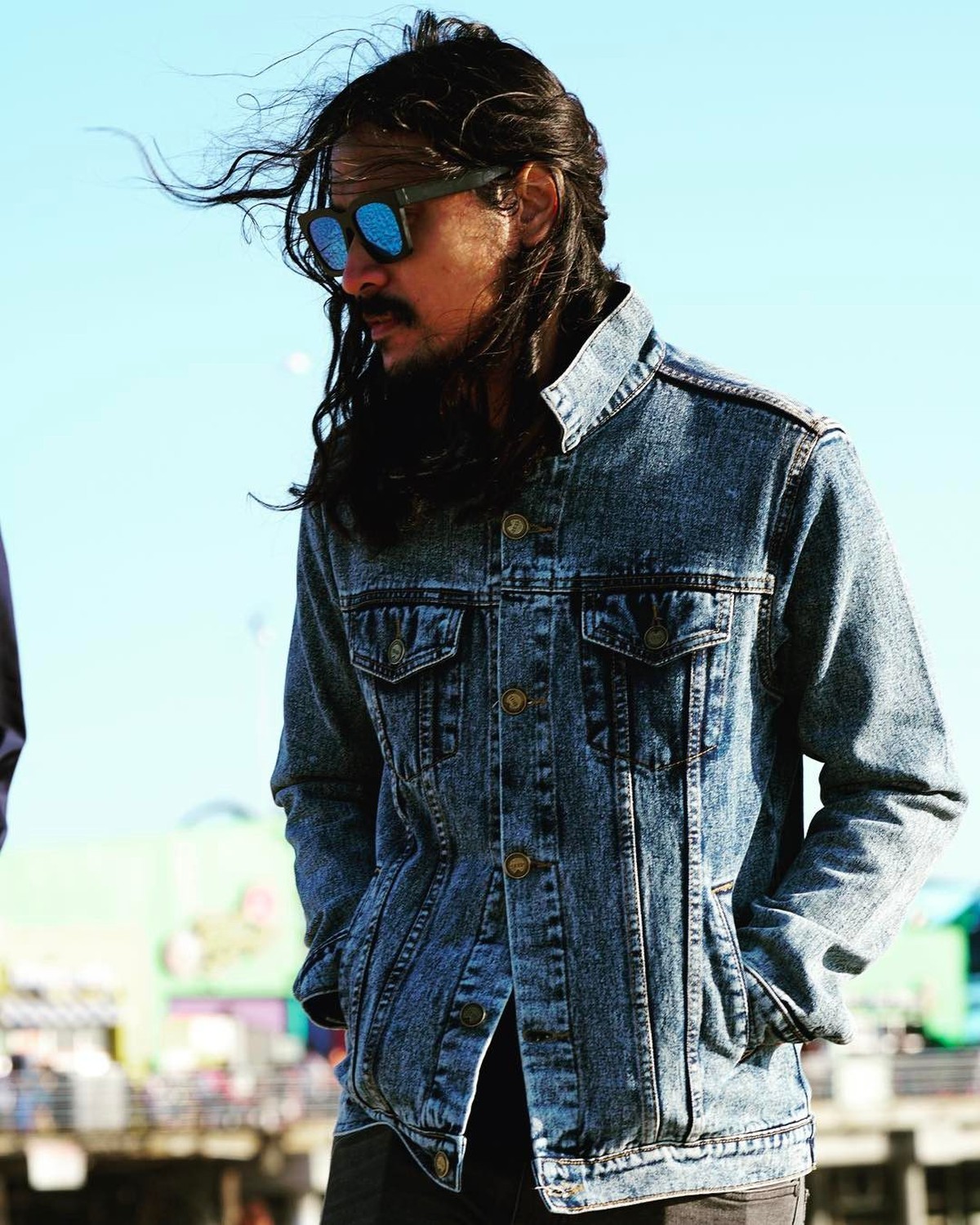 Marcello Tahitoe atau yang lebih dikenal Ello&comma; kini berambut gondrong dan bergaya Rock n' Roll&period; Insertlive rangkum beberapa foto terkini Ello untuk Insertizen&period;