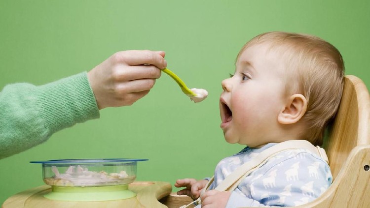 Bayi makan MPASI
