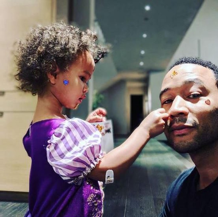 <p>Ia juga enggak segan lho mengunggah foto ketika sedang bermain dengan anaknya. Salah satunya bermain stiker dengan Luna. (Foto: Instagram @johnlegend)</p>