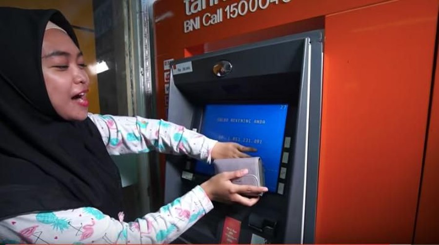 Aksin Ria Ricis pamer saldo di ATM jadi viral di dunia maya.