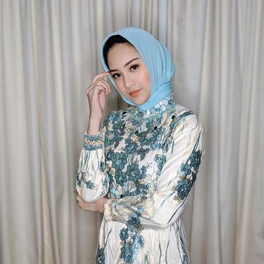 Pakai Hijab, Selebgram Anya Geraldine Bikin Hati Netizen Adem