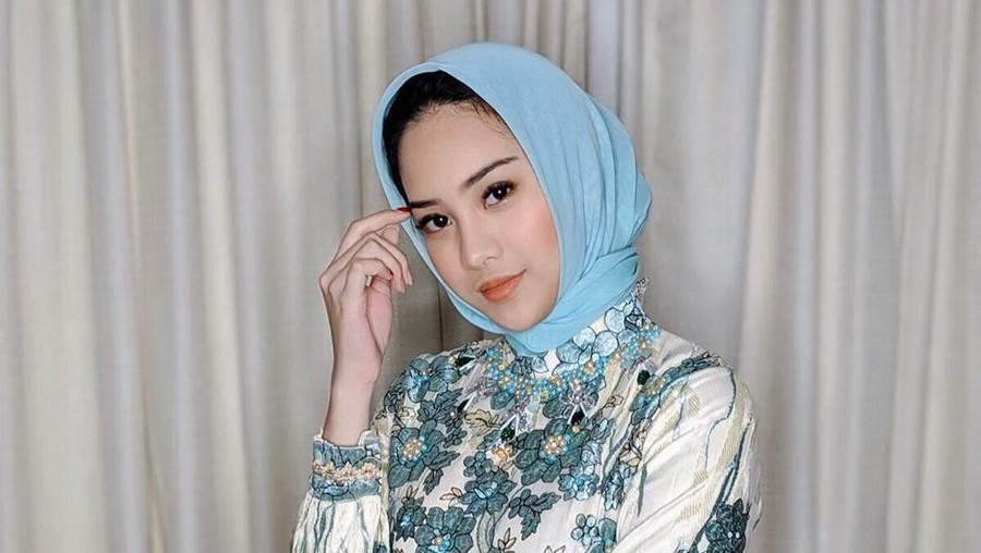 Sering tampil seksi, selebgram Anya Geraldine bikin netizen adem dengan foto berhijab.