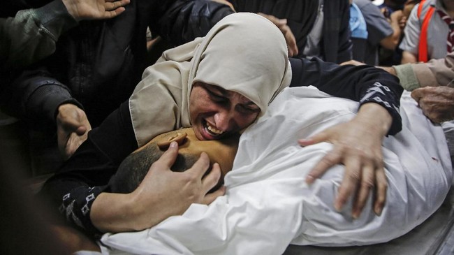 Serangan rudal Israel menewaskan seorang pria penyandang disabilitas di Jalur Gaza, istrinya yang sedang hamil, dan satu putri mereka pada Rabu (19/5).