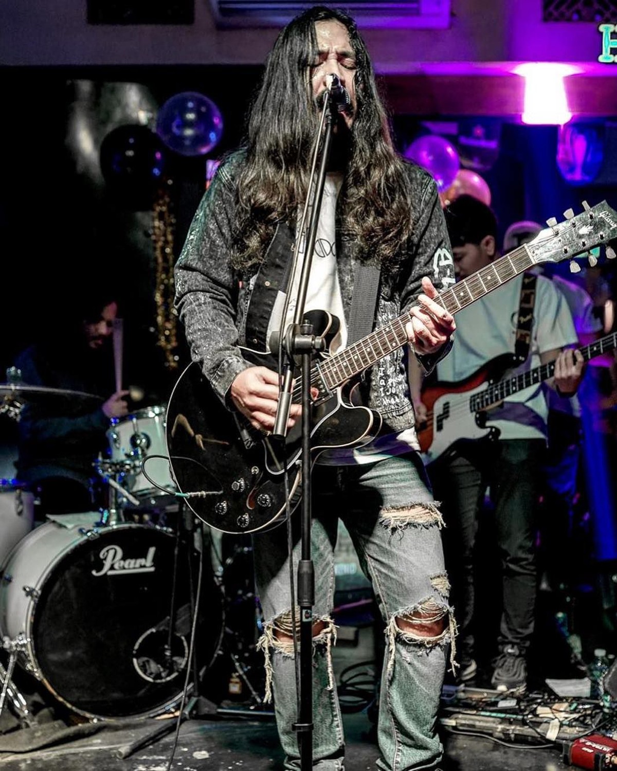 Marcello Tahitoe atau yang lebih dikenal Ello&comma; kini berambut gondrong dan bergaya Rock n' Roll&period; Insertlive rangkum beberapa foto terkini Ello untuk Insertizen&period;