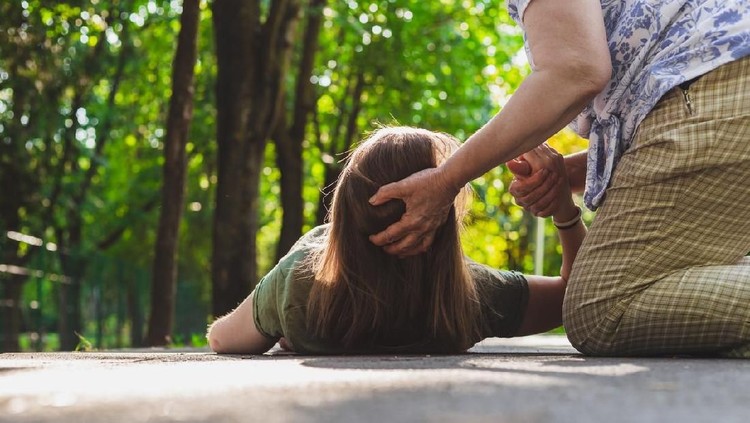 Anak tiba-tiba mengalami kejang? Begini cara tepat menanganinya, Bunda.