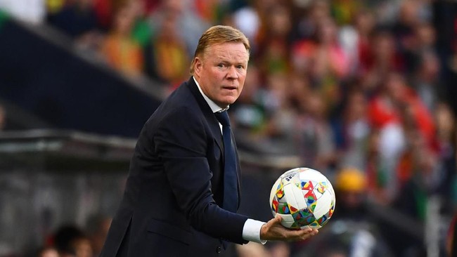 Netherlands' coach Ronald Koeman holds the ball during the UEFA Nations League final football match between Portugal and The Netherlands at the Dragao Stadium in Porto on June 9, 2019. (Photo by GABRIEL BOUYS / AFP)