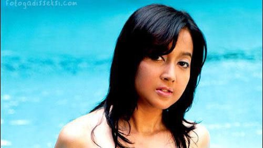 Taffana Dewi 5 artis wanita Indonesia alami kejadian kemben melorot di atas panggung hingga terlihat payudara mengintip.