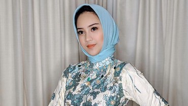 img-title Anya Geraldine Pakai Hijab, Netizen: Kok Mirip Hetty Koes Endang?