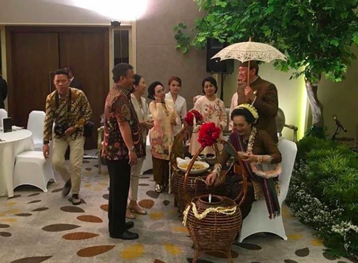 Ahok bersama istrinya&comma; Puput Nastiti Devi baru saja menggelar syukuran tujuh bulanan&period; Beberapa foto dirangkum Haibunda untuk Insertizen&colon;