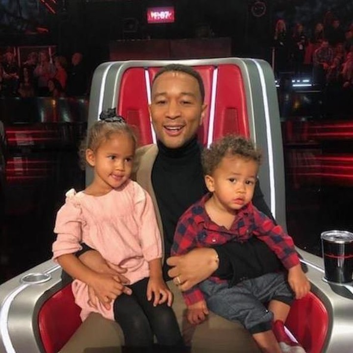 <p>Penyanyi lagu All of Me ini juga sempat membawa kedua anaknya, Luna dan Miles ketika sedang menjadi juri di salah satu ajang pencarian bakat. (Foto: Instagram @johnlegend)</p>