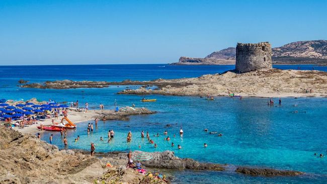 Pantai La Pelosa di Sardinia berencana menerapkan tiket masuk demi mengurangi dampak negatif dari serbuan turis.