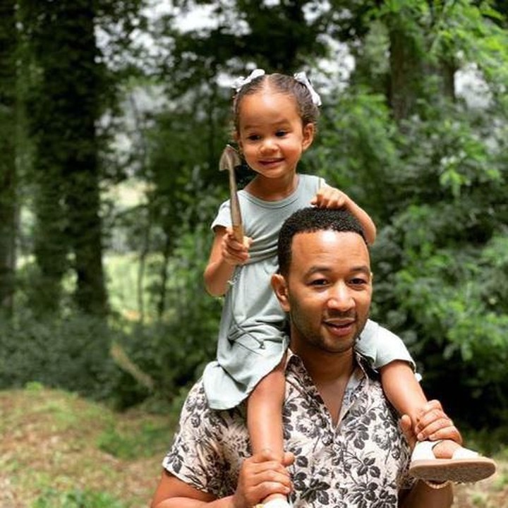 <p>Keakraban John dengan anaknya juga terlihat di foto ini. John menggendong putrinya di pundak. (Foto: Instagram @johnlegend)</p>