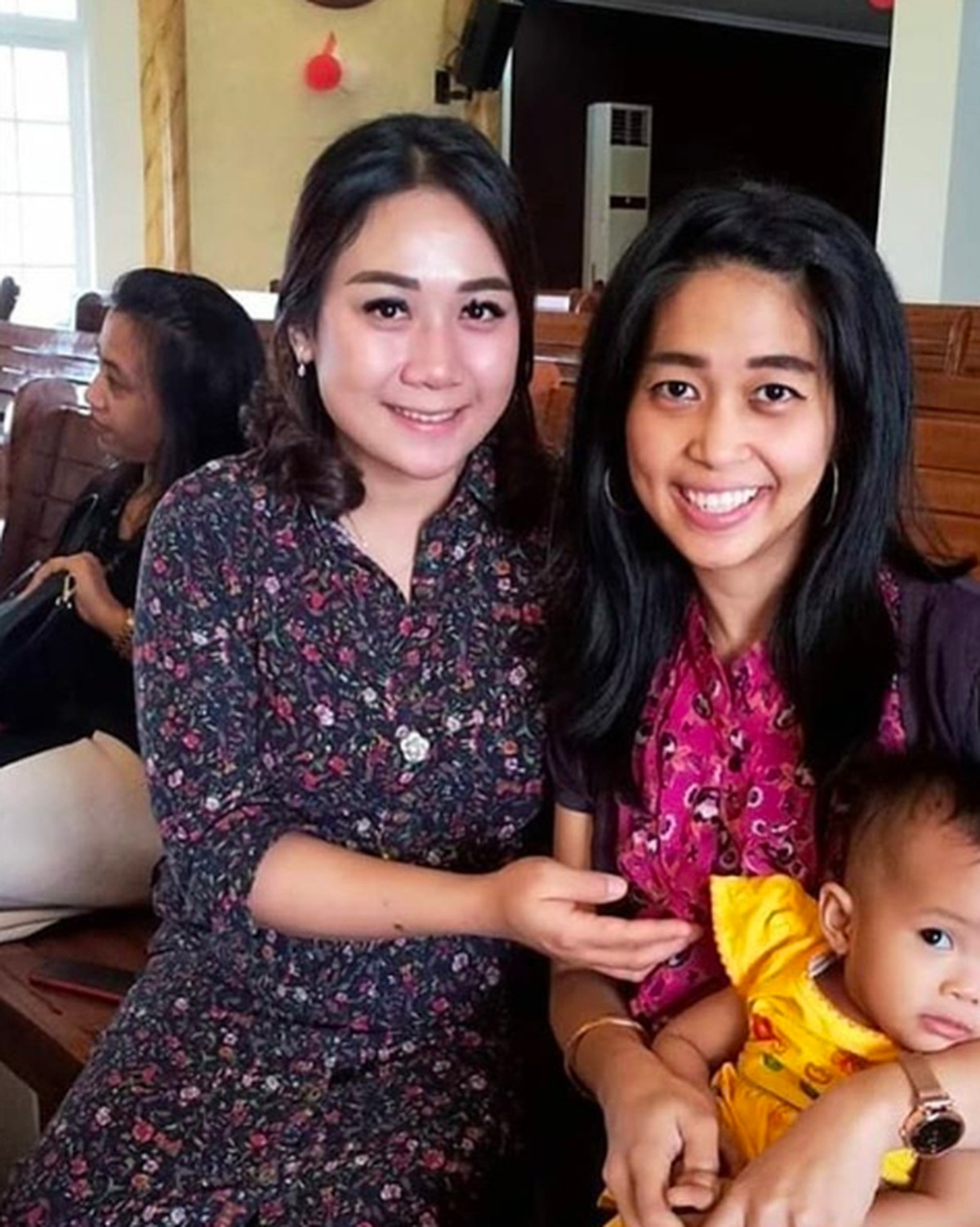 Ahok bersama istrinya&comma; Puput Nastiti Devi baru saja menggelar syukuran tujuh bulanan&period; Beberapa foto dirangkum Haibunda untuk Insertizen&colon;