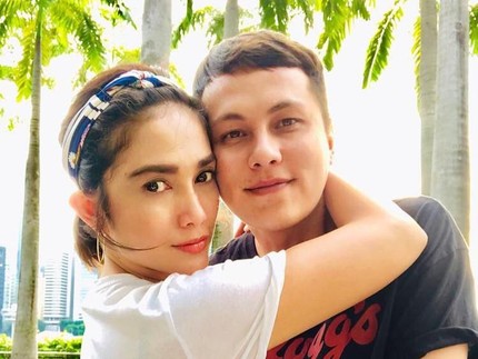 Kejutan Mewah Ussy Sulistyawati di Ultah Suami, Sebar Duit & Sewa Bioskop