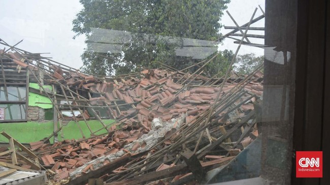 Lebih dari sepekan sebelum SDN Malangnengah Pagedangan Tangerang ambruk, pihak sekolah sudah menerima banyak pertanda saat musim hujan.