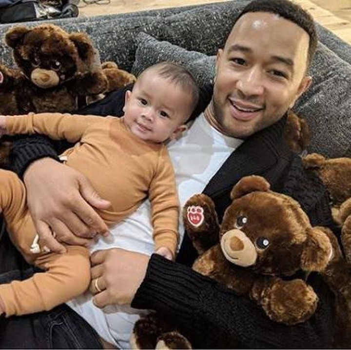 <p>Lihat deh foto John dengan putranya ini. John menemani anaknya di rumah sambil memeluk boneka beruang. (Foto: Instagram @johnlegend)</p>