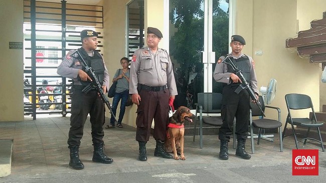 Mapolrestabes Surabaya memberlakukan pengamanan ketat dan berlapis pascateror bom bunuh diri tahun lalu, mulai dari metal detector hingga memindah area parkir.