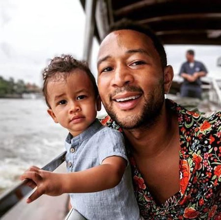 <p>John Legend baru-baru ini dinobatkan sebagai pria terseksi di dunia. Dalam kesehariannya, ternyata dia kerap mengunggah foto kebersamaan dengan anak-anaknya di berbagai kesempatan. Misalnya, ketika mereka sedang berlibur ke Thailand. (Foto: Instagram @johnlegend)</p>