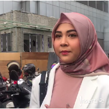 Kesha Ratuliu Tunda Pernikahan Hingga Lulus Kuliah