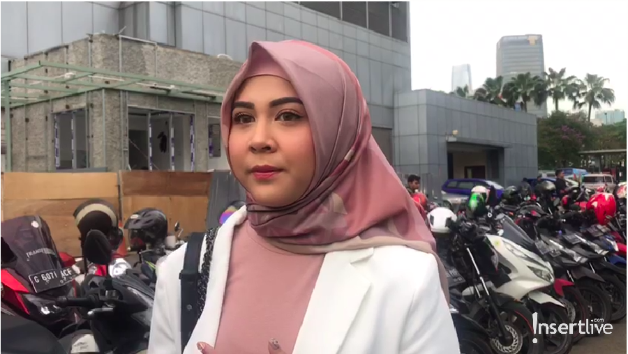 Kesha Ratuliu resmi bertunangan dengan kekasihnya, namun masih ada syarat yang harus dipenuhi artis tersebut agar dapat menikah dengan sang kekasih.