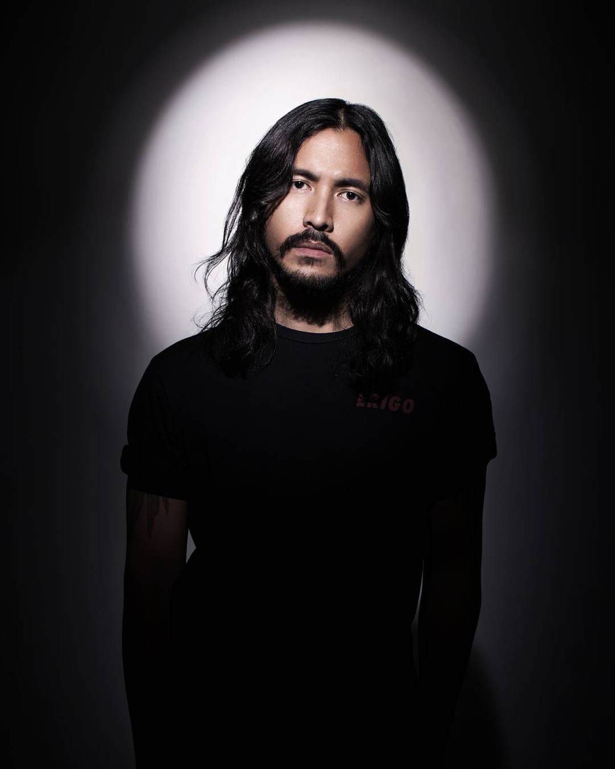 Marcello Tahitoe atau yang lebih dikenal Ello&comma; kini berambut gondrong dan bergaya Rock n' Roll&period; Insertlive rangkum beberapa foto terkini Ello untuk Insertizen&period;