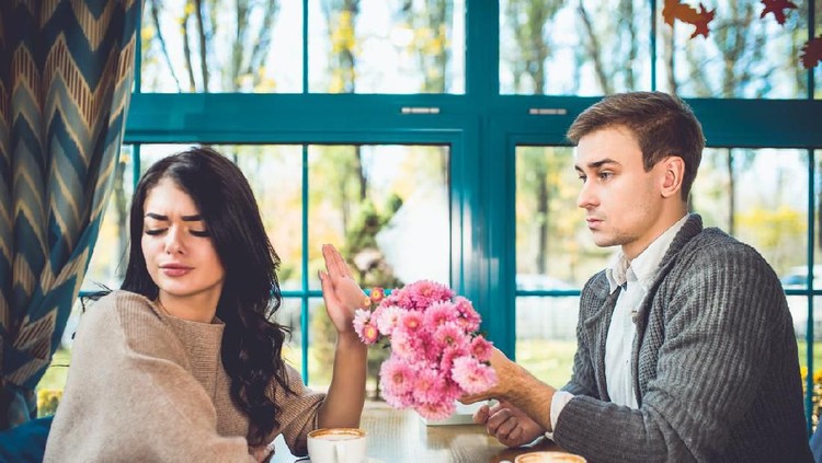 Bunda, simak ramalan zodiak hari ini mengenai keuangan, asmara, karier, hingga peruntungan lainnya yuk!