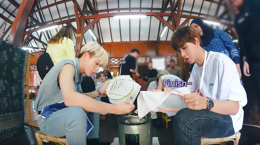 NCT Dream mengunjungi Museum Tekstil di Jakarta dan belajar membuat batik.