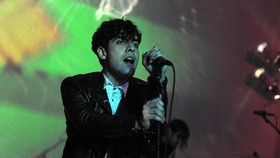 'Trump' Ditabrak Mobil dalam Video Musik Teranyar Neon Indian