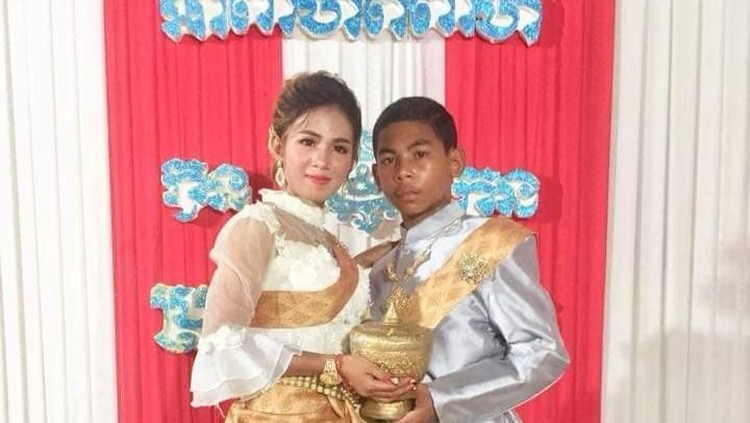 Si wanita berusia 21 tahun, si pria 14 tahun. Pasangan ini menjadi viral dan mengundang reaksi beragam dari netizen.