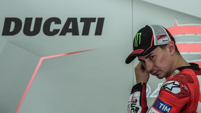 Ducati Team's Spanish rider Jorge Lorenzo walks inside his team garage during the second day of 2017 MotoGP pre-season test at the Sepang International Circuit on January 31, 2017. (Photo by MOHD RASFAN / AFP)